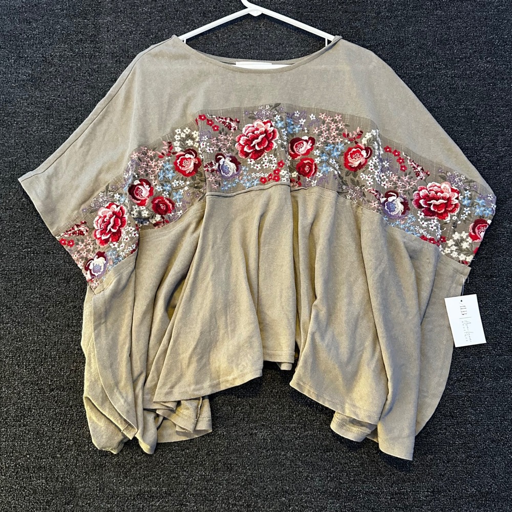 Savanna Jane Frolic In The Meadows Top Womens S/M Oyster NEW Floral Embroidered